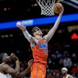 Clint Capela (à gauche) et Atlanta ont paru impuissants face à Isaiah Hartenstein (au panier) et Oklahoma City. KEYSTONE/EPA/ERIK S. LESSER